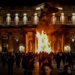 en-marge-de-la-manifestation-jeudi-le-porche-de-la-mairie-de-bordeaux-a-ete-incendie-par-des-casseurs-photo-sipa-ugo-amez-1679674948.cleaned-0.jpg